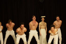 Jan Fabre Je Suis Sang group screaming